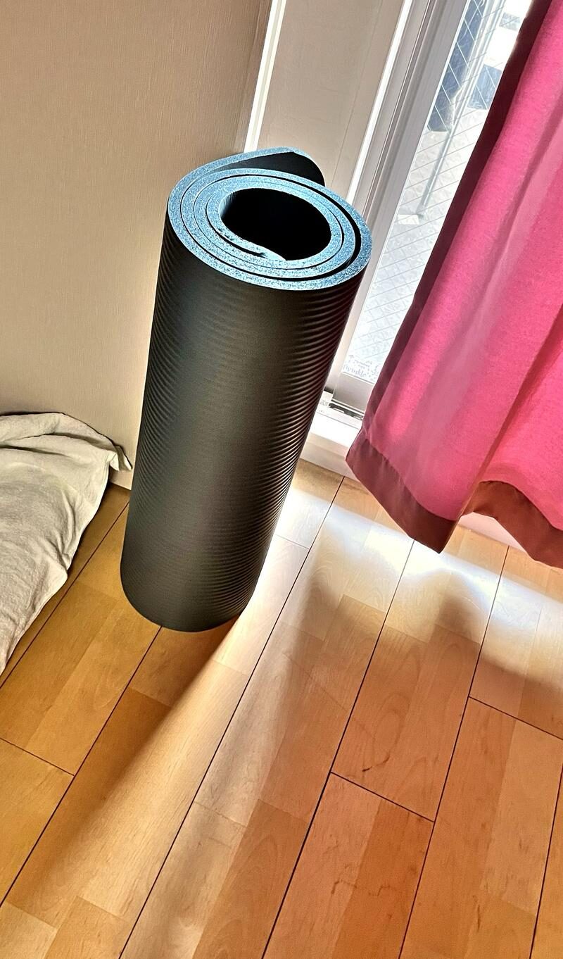 丸めて立てかけたヨガマット12mm。厚手の分、丸めると直径が大きめ