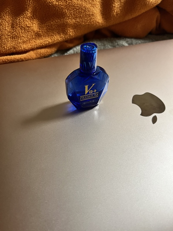 MacBookの横に置いたVロート プレミアム、仕事のお供