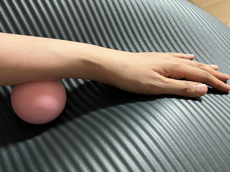 前腕をラクロスボールでほぐしている使用シーン