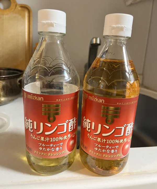 ミツカン純リンゴ酢の残りわずかな1本と新品が並んでいる写真